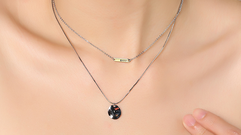 D&acirc;y chuyền c&oacute; mặt d&acirc;y chữ LOVE v&agrave; h&igrave;nh tr&ograve;n kim loại độc lạ